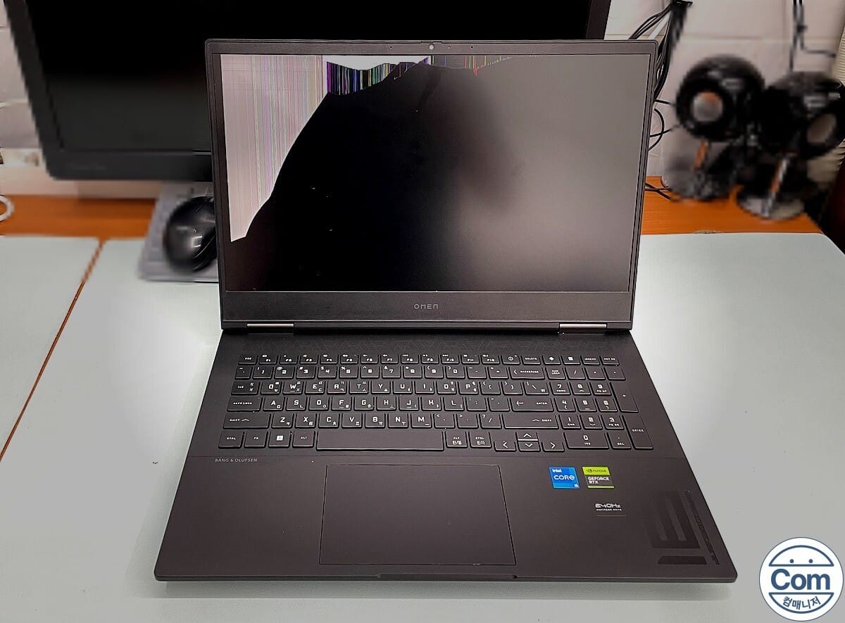 HP Omen 16-wf0156tx 액정 깨짐 수리 전