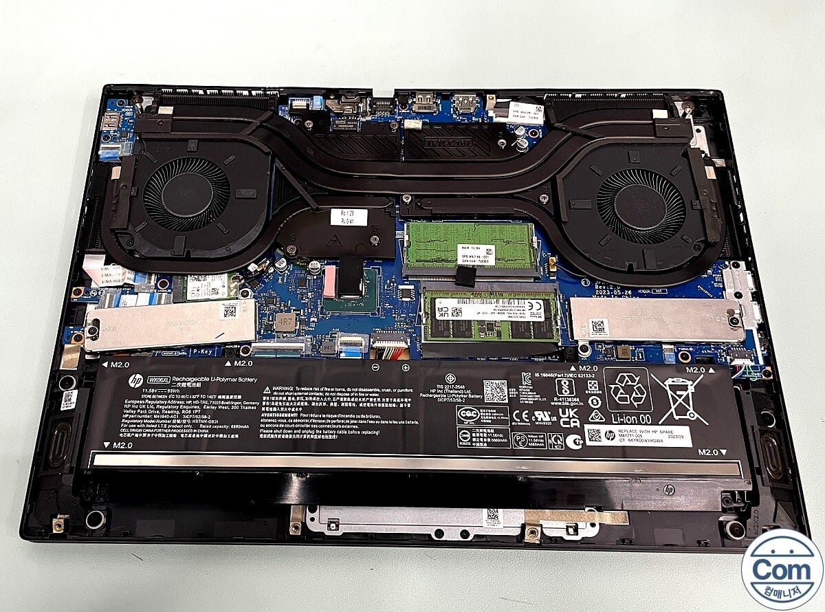 HP Omen 16 내부 부품 분해 수리 중