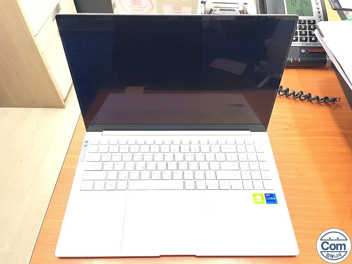 삼성 노트북 NT950XDC 검은 화면 수리 전