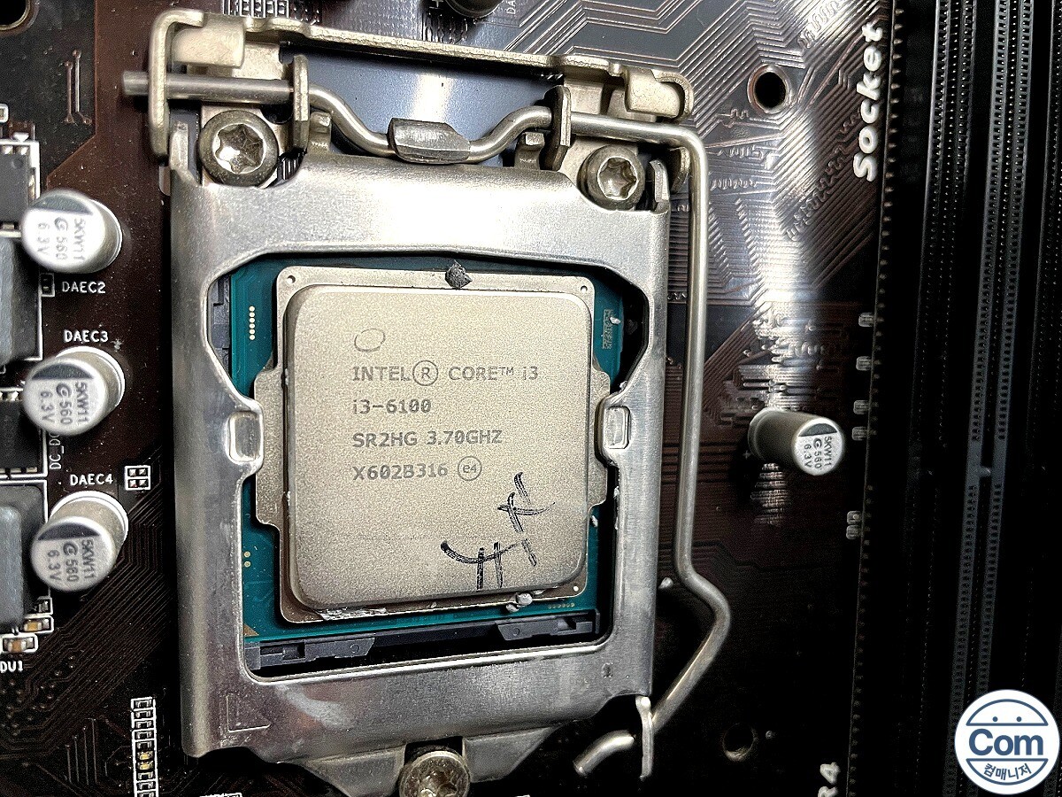 CPU 소켓 마더보드 부품 검사